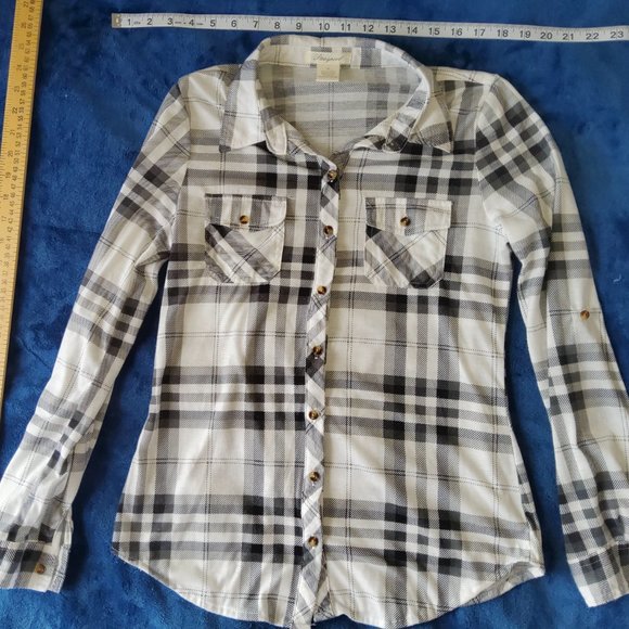 Passport Plaid Collar button up Soft Long sleeve plaid flannel top with Pockets! - Picture 2 of 5